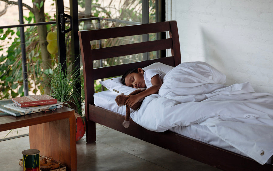 Bentota sateen pillowcase junior (white with beige leaves) - Four Leaves