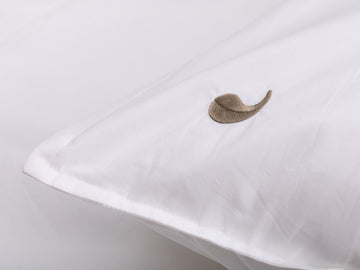 Bentota sateen duvet cover set (white with beige leaves) - Four Leaves