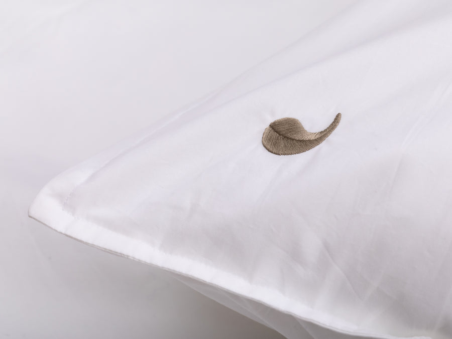 Bentota sateen pillowcase junior (white with beige leaves) - Four Leaves