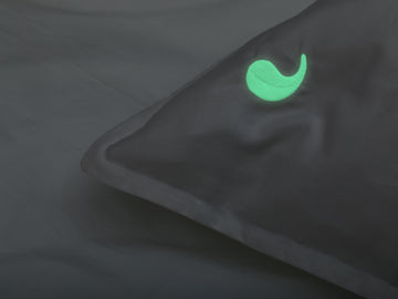 Nayakakanda glow sateen duvet cover set (white with glow in the dark leaves) - Four Leaves