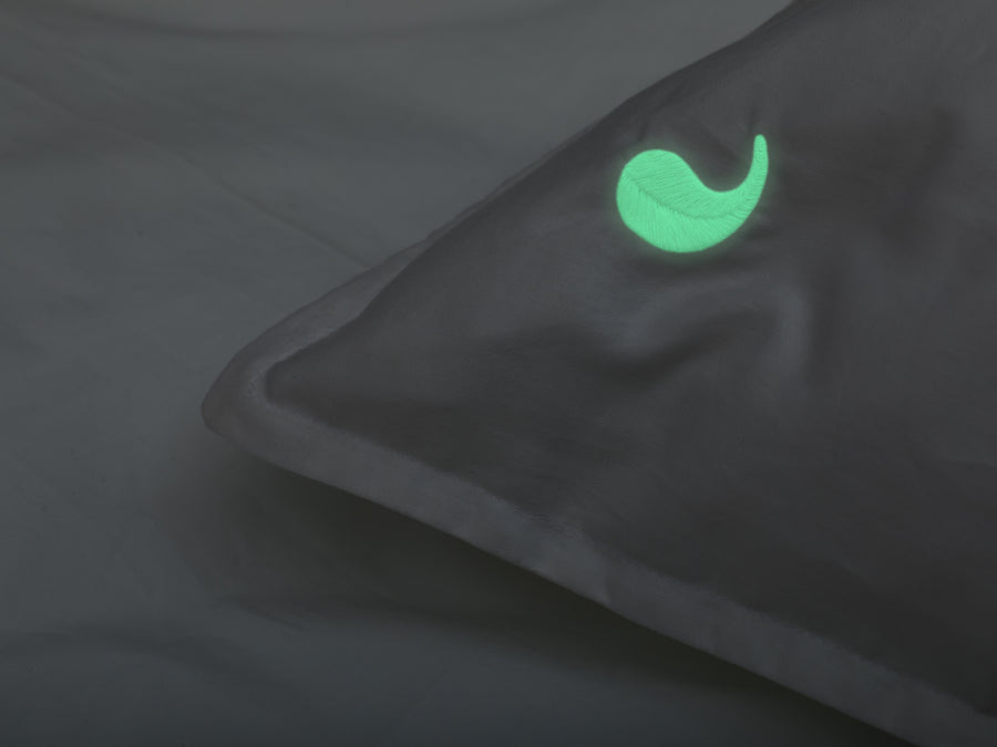 Nayakakanda glow sateen pillowcases set (white with glow in the dark leaves) - Four Leaves