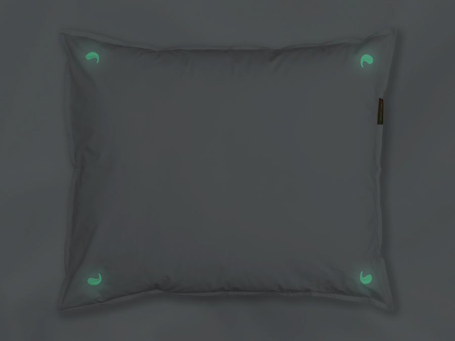 Nayakakanda glow sateen pillowcase junior (white with glow in the dark leaves) - Four Leaves